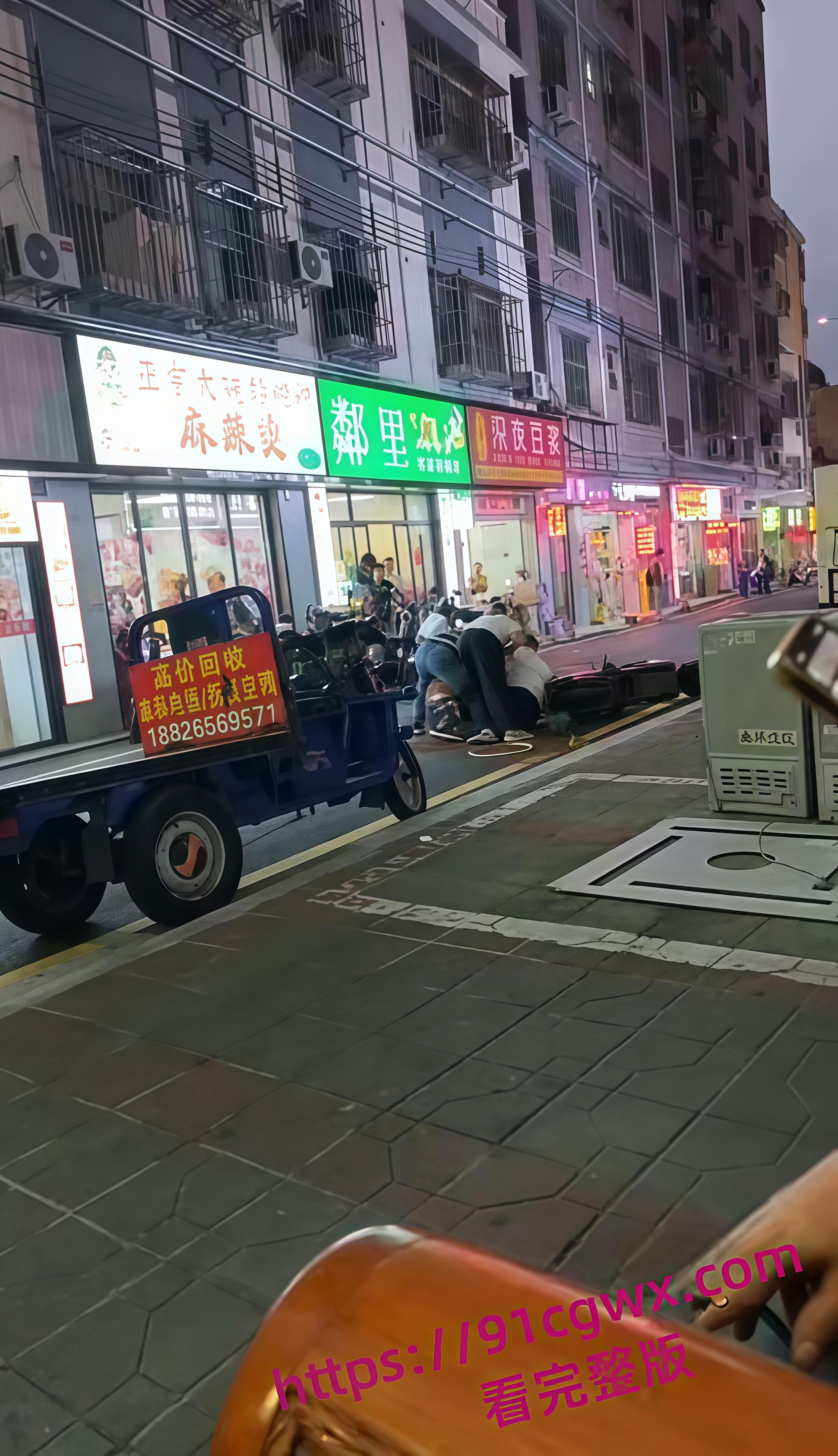 深圳龙岗出轨血案 女方挡刀护情夫，双双重伤血染街头，丈夫持刀被捕！