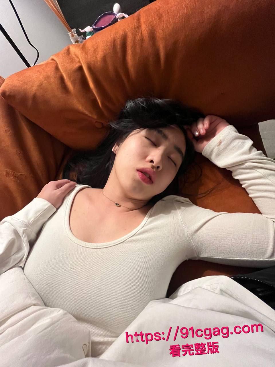 高颜值素颜女神跪舔认主变极品母狗 情侣私拍泄密无滤镜露脸 深喉口爆多姿势猛操骚穴内射狂欢全记录！