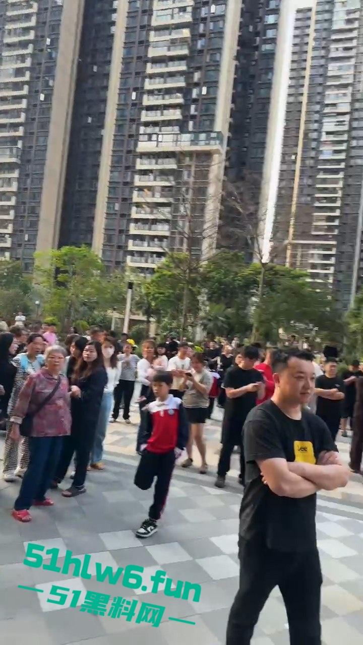 佛山宏宇天御江畔小区，有人装修“骨灰房”引众愤，警方介入律师称可起诉侵权。-4