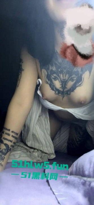 抖音反差婊【lee李李】纹身师店老板娘性爱视频流出，床上技术比纹身还更一流。