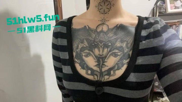 抖音反差婊【lee李李】纹身师店老板娘性爱视频流出，床上技术比纹身还更一流。