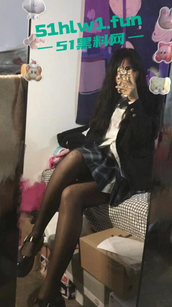 柳州学生嫩妹【叶露露】不雅视频流出被曝光，撅臀展示浓密私处娇嫩玉体完美呈现。