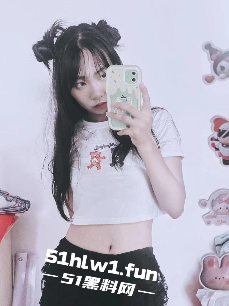 柳州学生嫩妹【叶露露】不雅视频流出被曝光，撅臀展示浓密私处娇嫩玉体完美呈现。