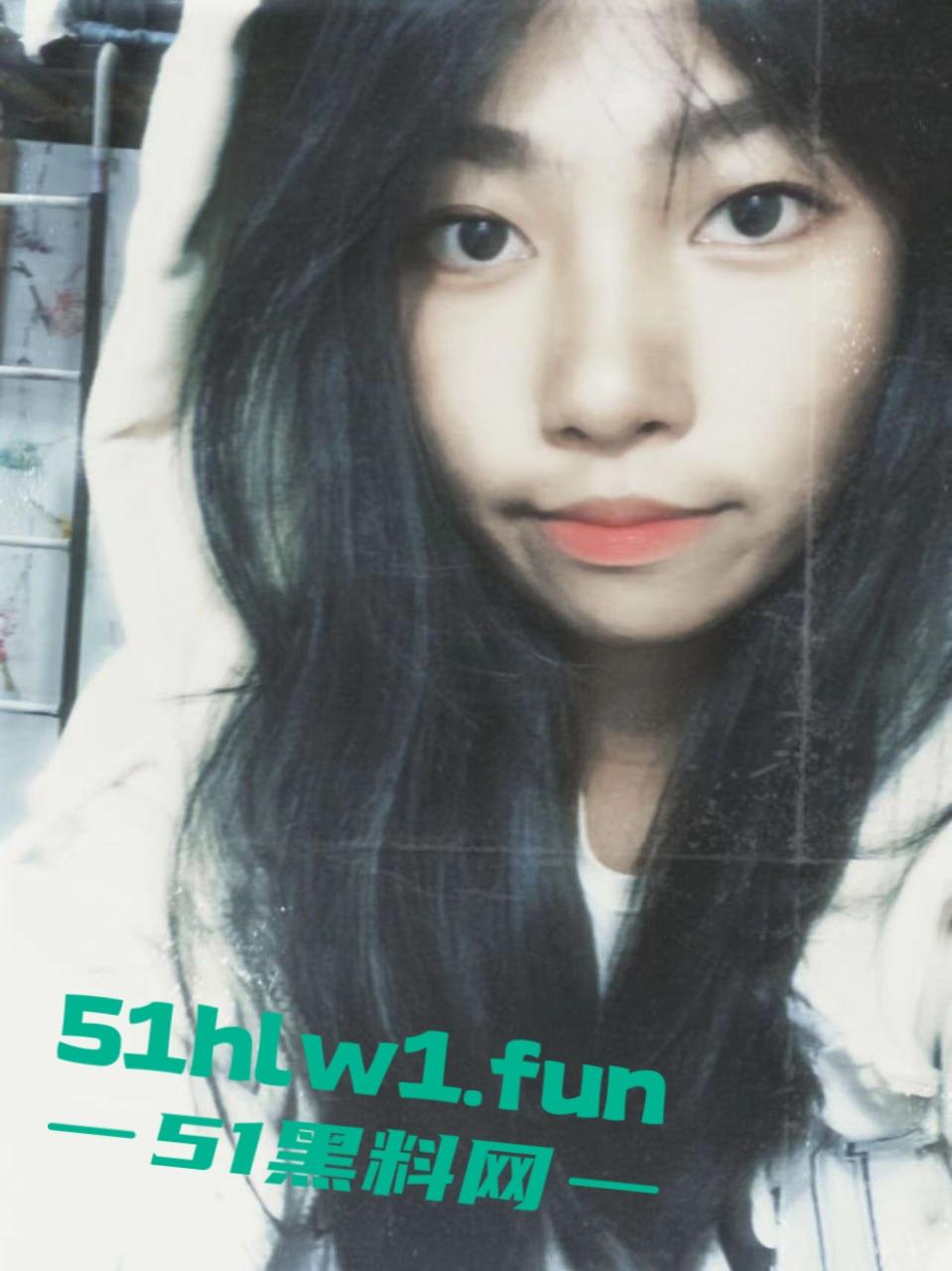 柳州学生嫩妹【叶露露】不雅视频流出被曝光，撅臀展示浓密私处娇嫩玉体完美呈现。-7