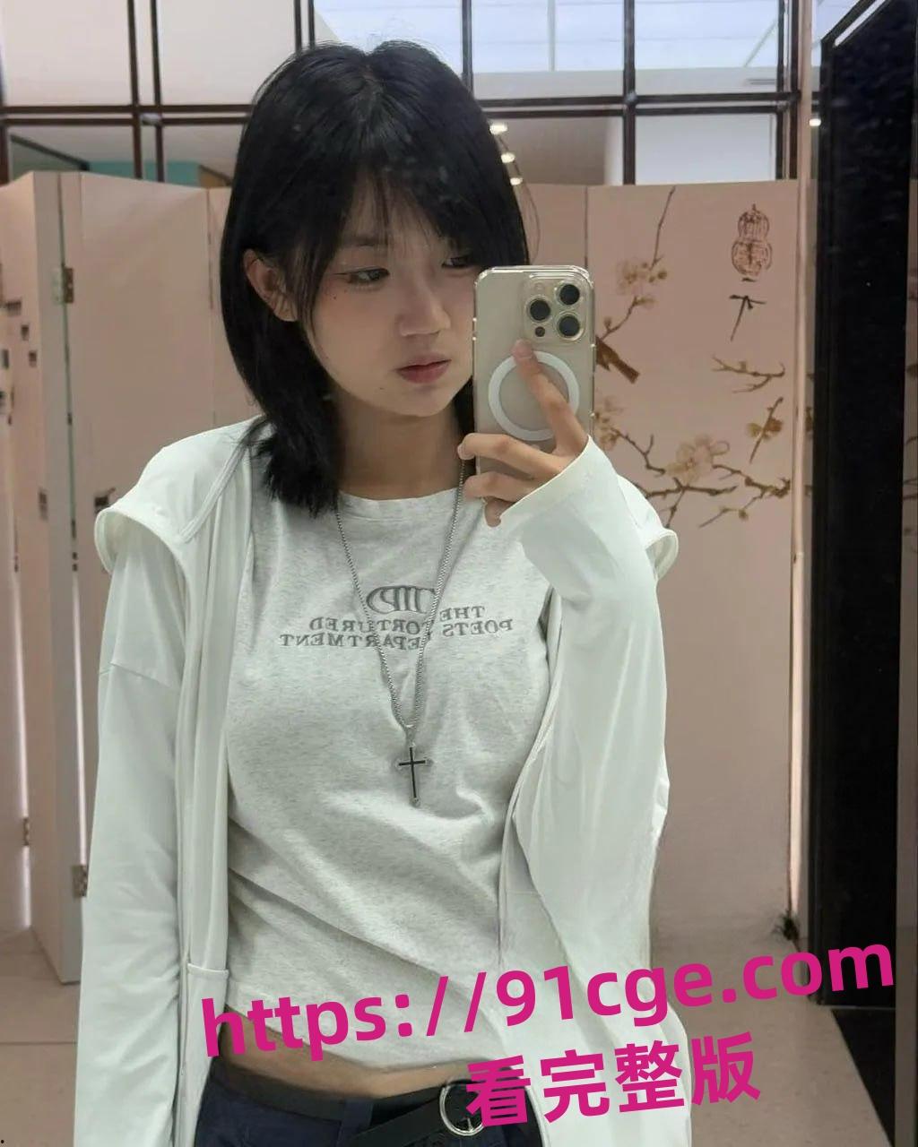 调教南京学院高颜值短发学生妹性欲超重喜欢玩炮机