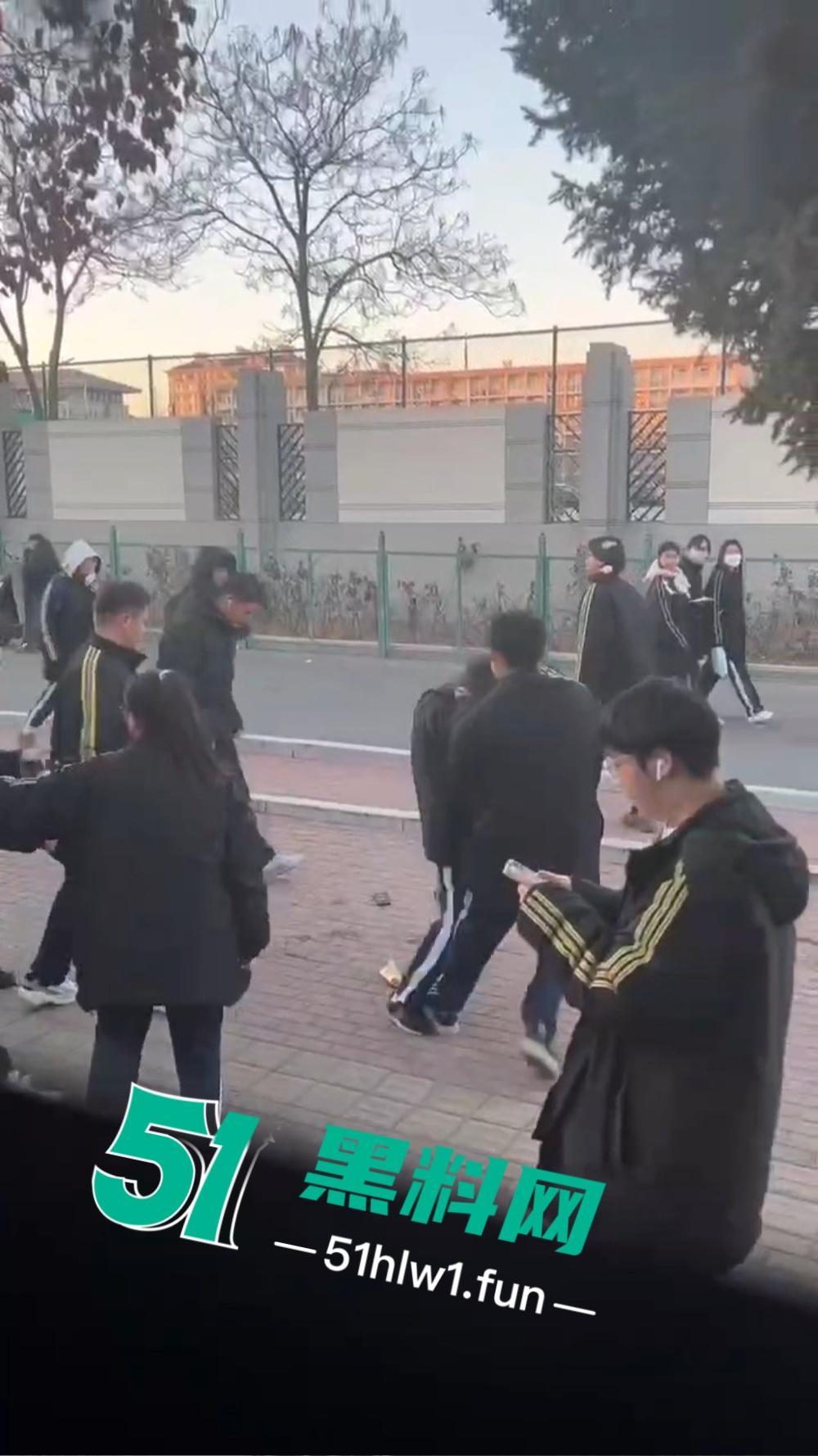 河北虎逼熊孩子打架出事，干破人头后脑勺摔出血，放学变血案现场，这事家长不赔都难！