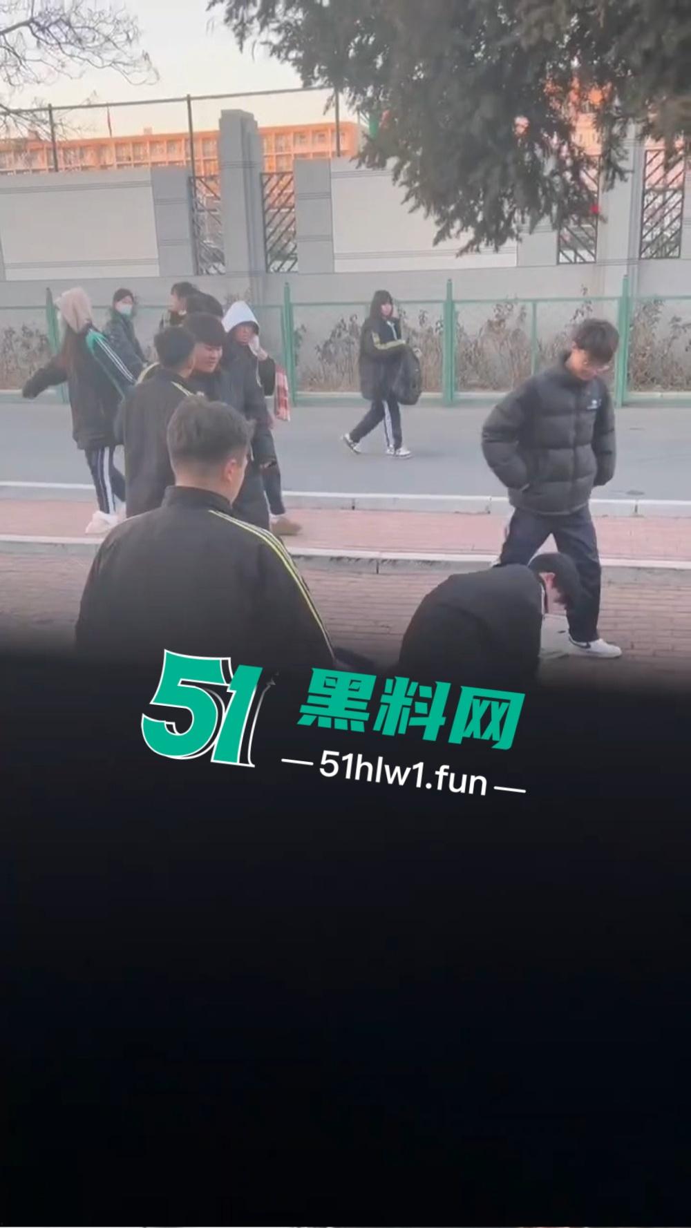 河北虎逼熊孩子打架出事，干破人头后脑勺摔出血，放学变血案现场，这事家长不赔都难！