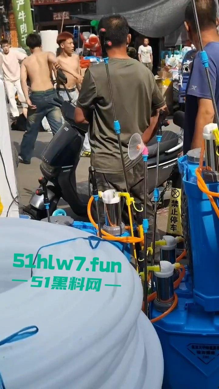 情侣街头误惹地痞流氓惨遭群殴，女友拼命拉架奈何小伙还是被砍数刀大街上躺板板。