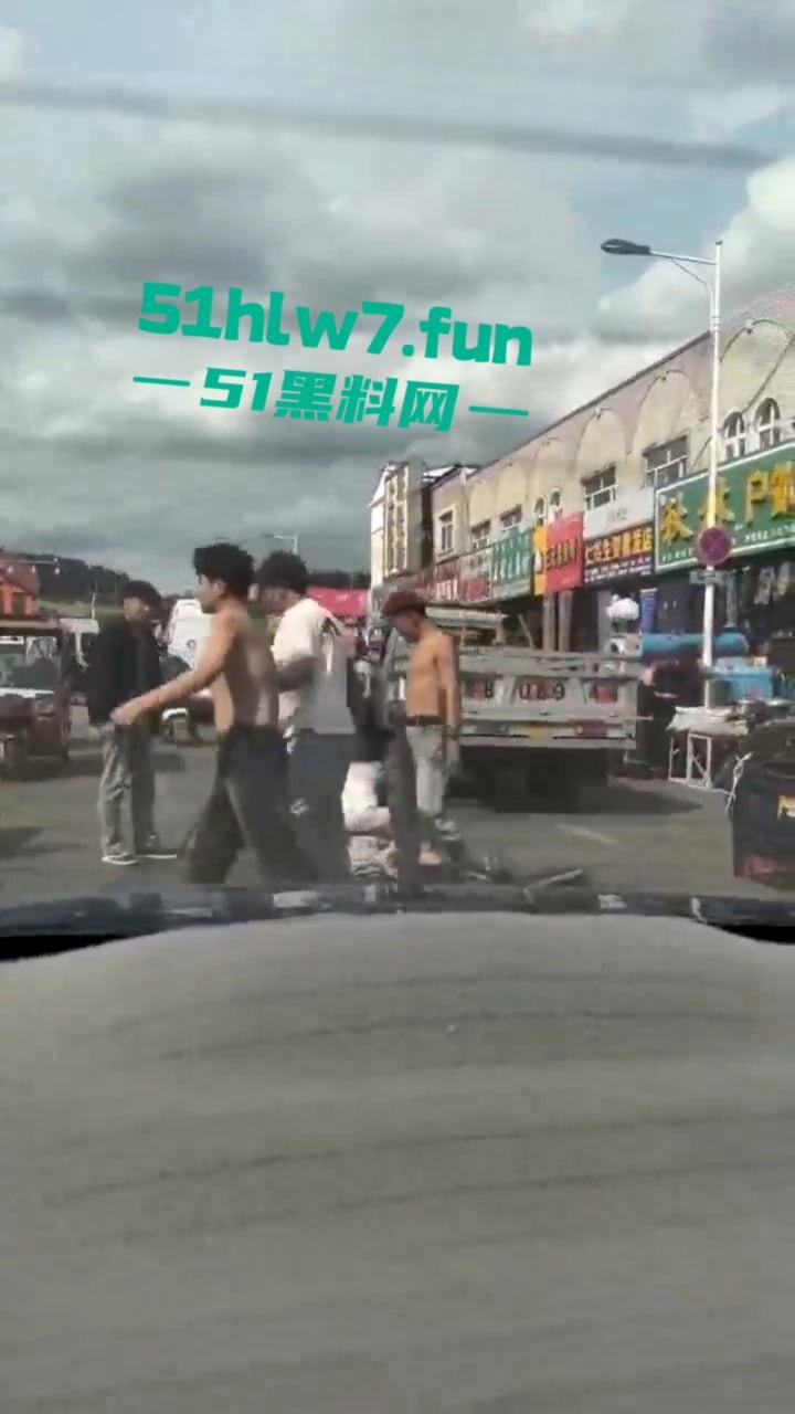 情侣街头误惹地痞流氓惨遭群殴，女友拼命拉架奈何小伙还是被砍数刀大街上躺板板。