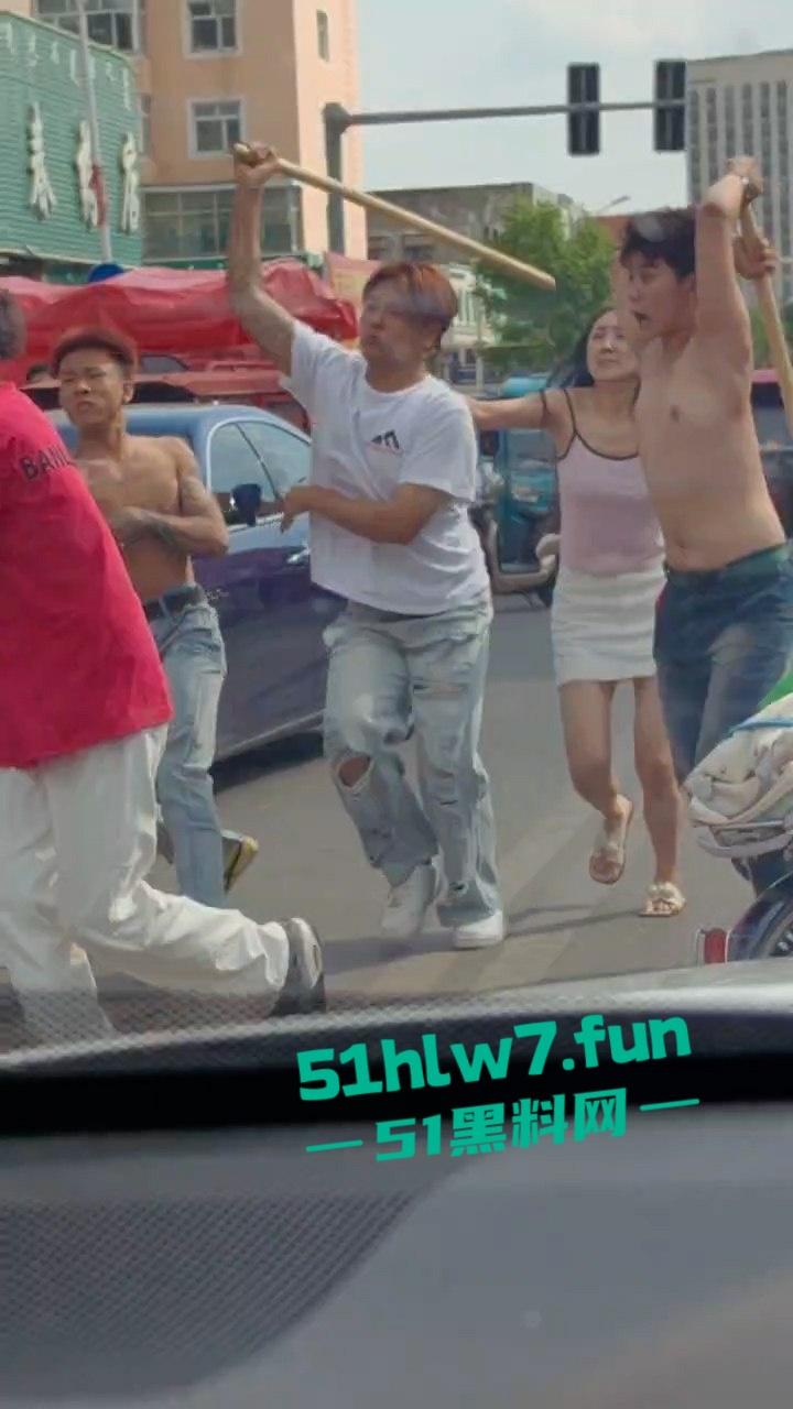 情侣街头误惹地痞流氓惨遭群殴,女友拼命拉架奈何小伙还是被砍数刀大街上躺板板。-4
