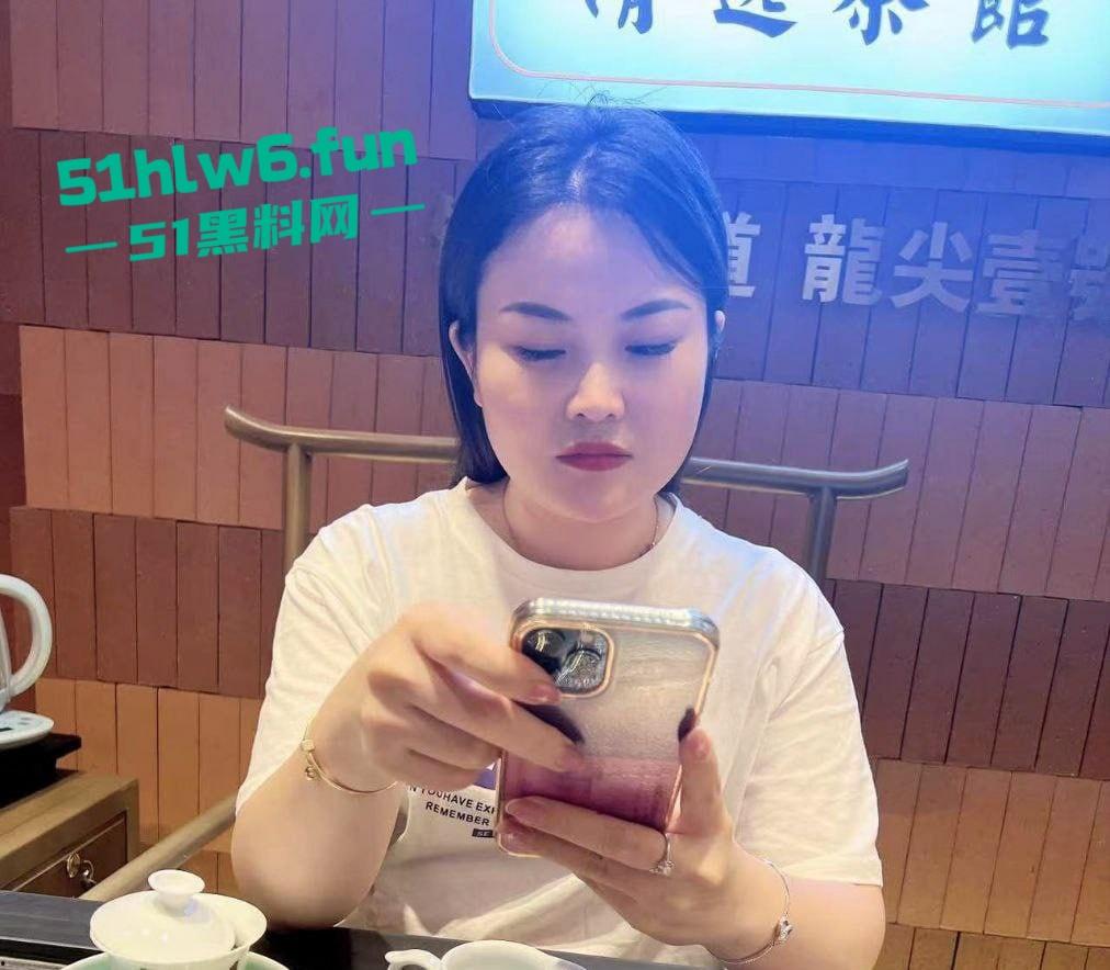 福建泉州清逸茶馆老板娘出轨牌友，老公性无能喂不饱扑向臭老头绿帽飞天。-6