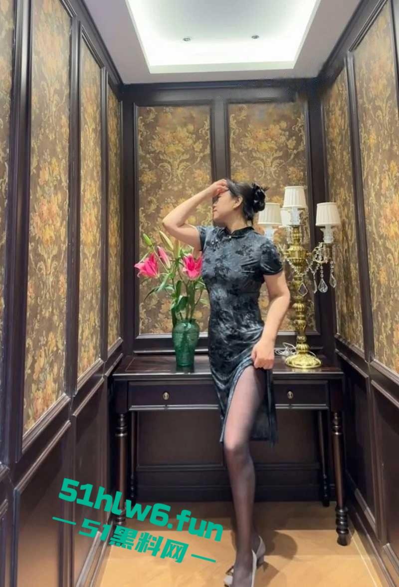 公园大爷光天化日之下露天操鸡，极品熟女奶大逼紧上位骑乘全自动，大爷吃得可真好！