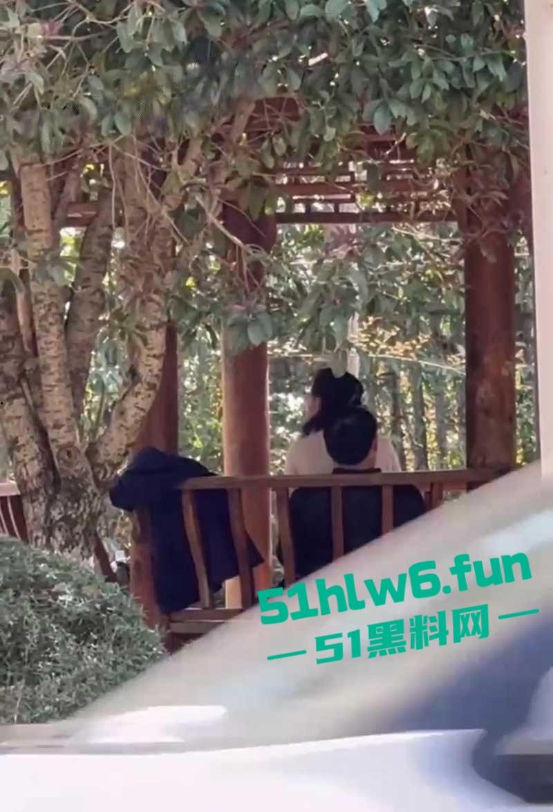 公园大爷光天化日之下露天操鸡，极品熟女奶大逼紧上位骑乘全自动，大爷吃得可真好！-6