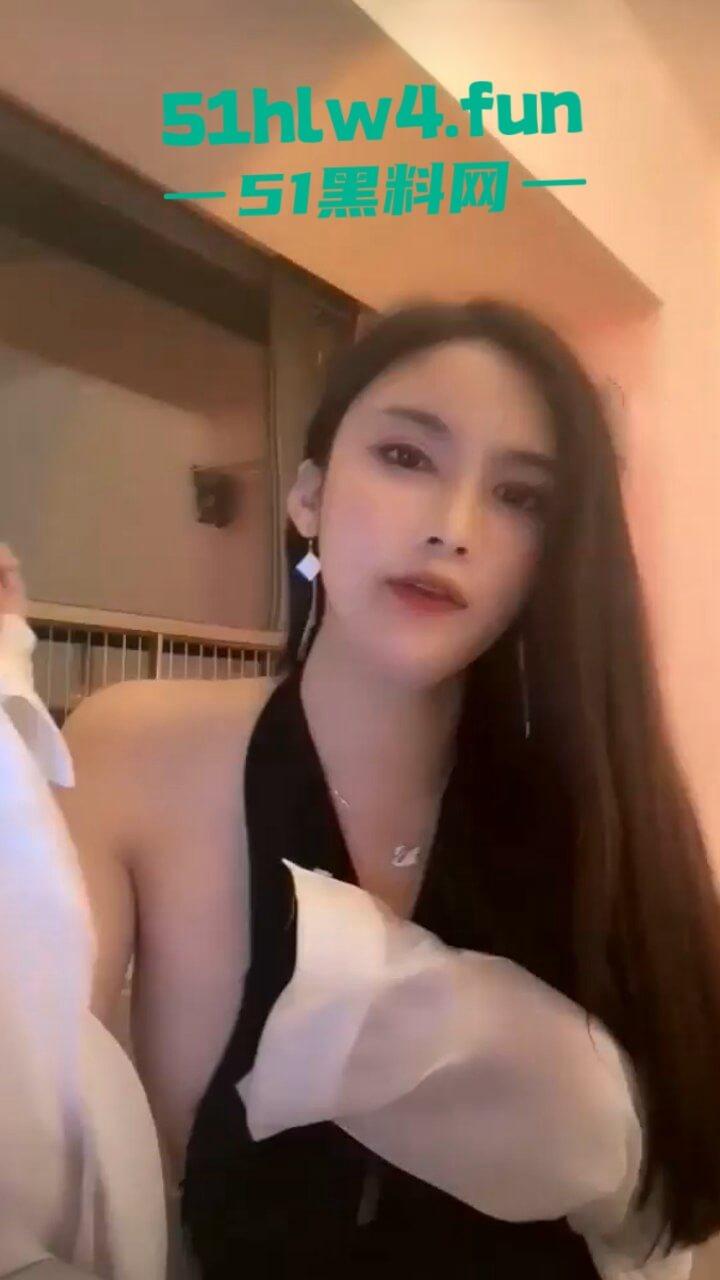 抖音极品女神【颜不乖】大奶长腿御姐，换各式情趣装镜头前骚舞，土豪高价定制福利流出。