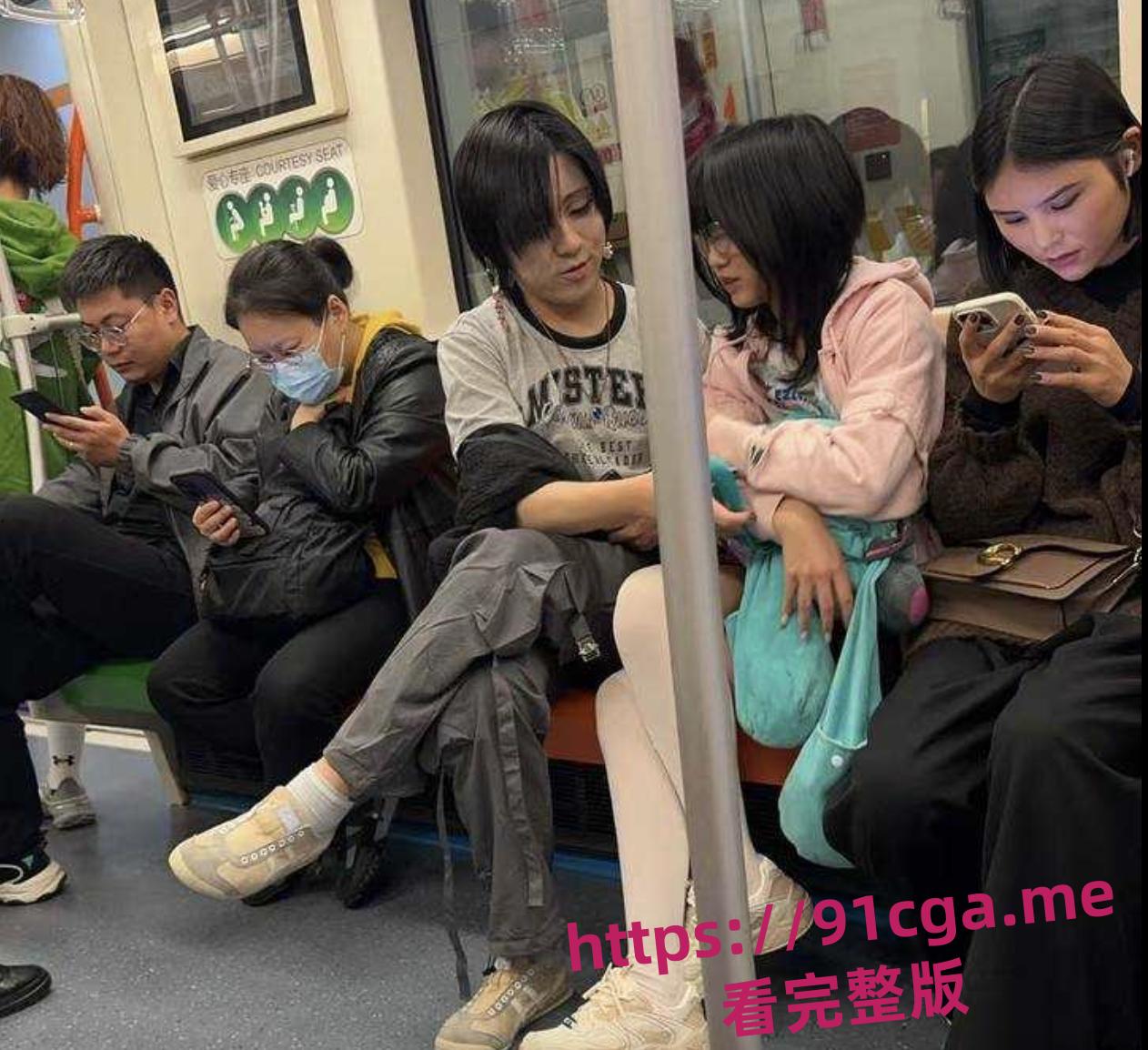 上海地铁7号线一对情侣车厢内 男子伸进女孩裤裆就是一顿掏