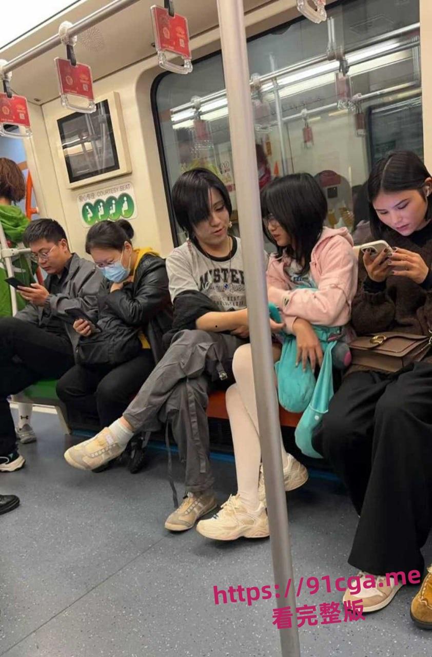 上海地铁7号线一对情侣车厢内 男子伸进女孩裤裆就是一顿掏