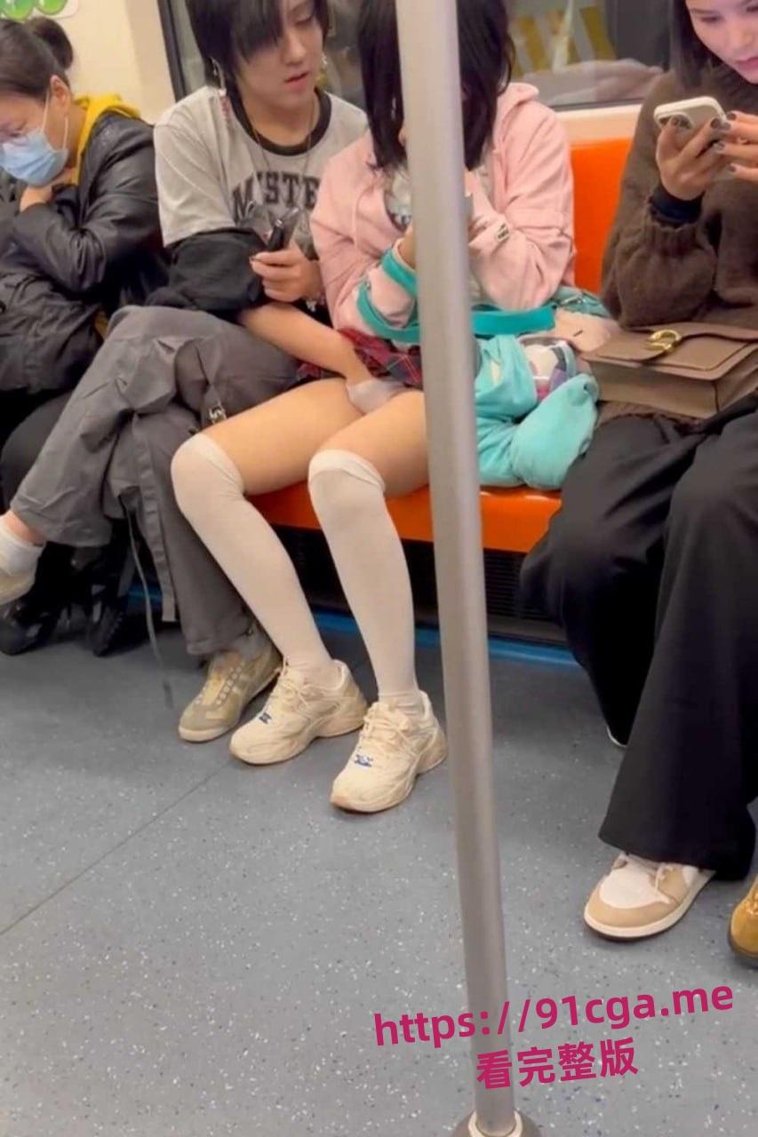 上海地铁7号线一对情侣车厢内 男子伸进女孩裤裆就是一顿掏