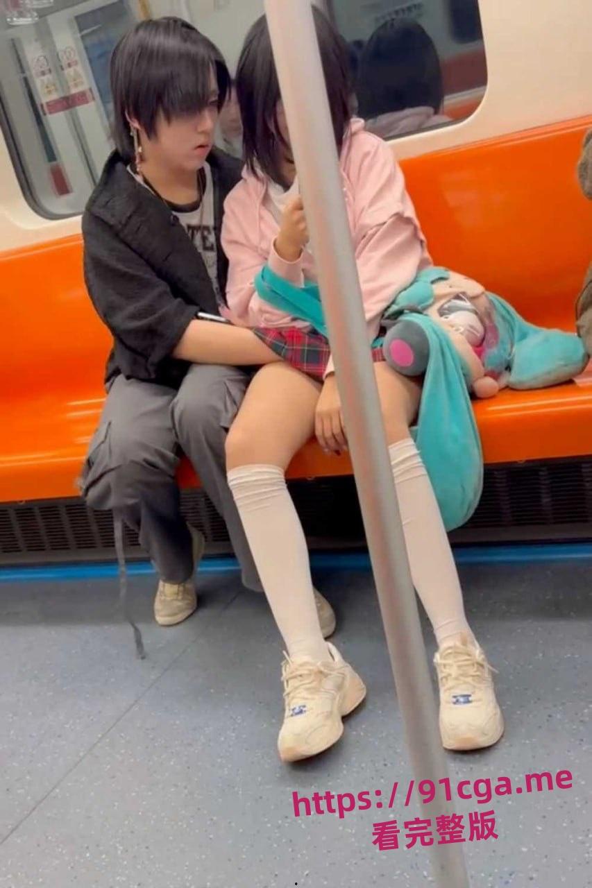 上海地铁7号线一对情侣车厢内 男子伸进女孩裤裆就是一顿掏-4