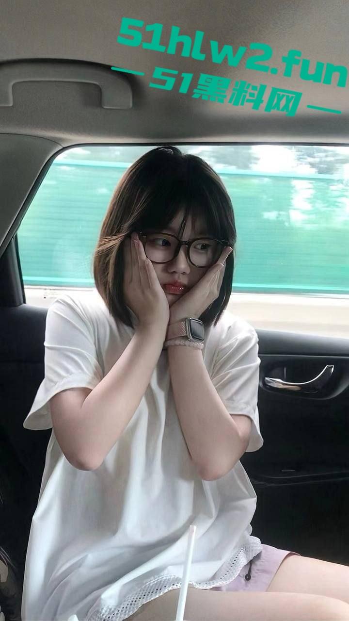 太原大学【张念一】这骚货，清纯脸蛋下藏着个欲女，手指在嫩逼里进进出出，手指插得自己直哆嗦！