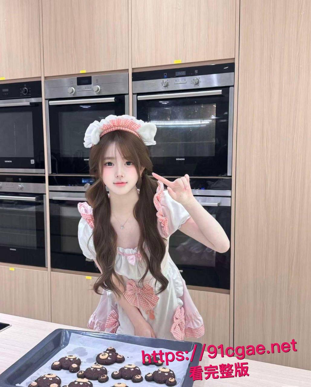 狠心男友实锤曝光!小嫩妹女友卧室大床边看电视边含屌,后入翘臀操到腿软,画面骚得犯规!-5