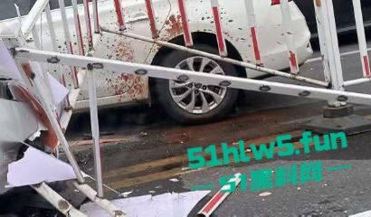 汕头金沙公园雨天路滑致小车失控撞飞数人，现场血腥场面惨不忍睹，永远不知道明天和意外谁先到来。