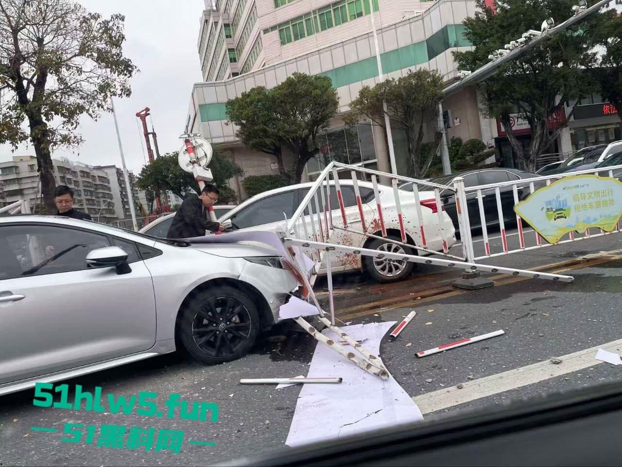 汕头金沙公园雨天路滑致小车失控撞飞数人，现场血腥场面惨不忍睹，永远不知道明天和意外谁先到来。