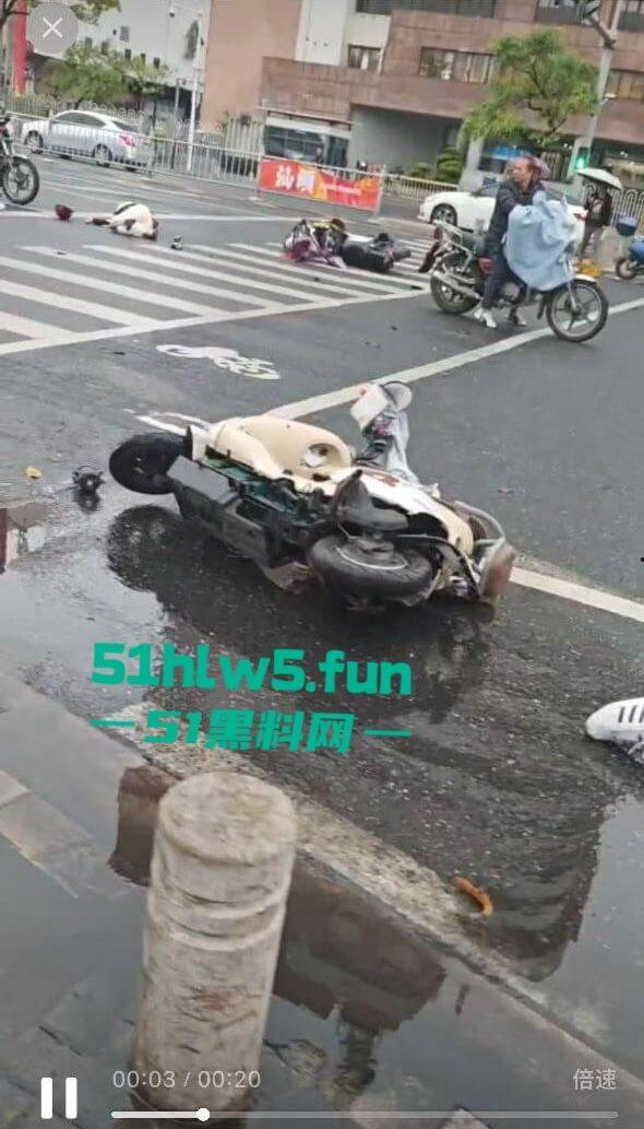 汕头金沙公园雨天路滑致小车失控撞飞数人，现场血腥场面惨不忍睹，永远不知道明天和意外谁先到来。