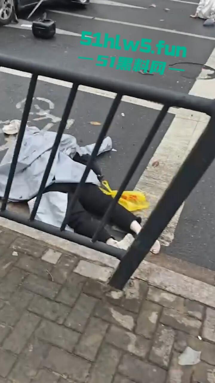 汕头金沙公园雨天路滑致小车失控撞飞数人，现场血腥场面惨不忍睹，永远不知道明天和意外谁先到来。-5