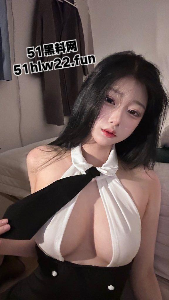 韩国白袜小姐姐【harayuaii】Coser母狗大尺度私拍，超敏感白虎美鲍自慰潮吹，舒爽呻吟淫荡诱惑至极。-5