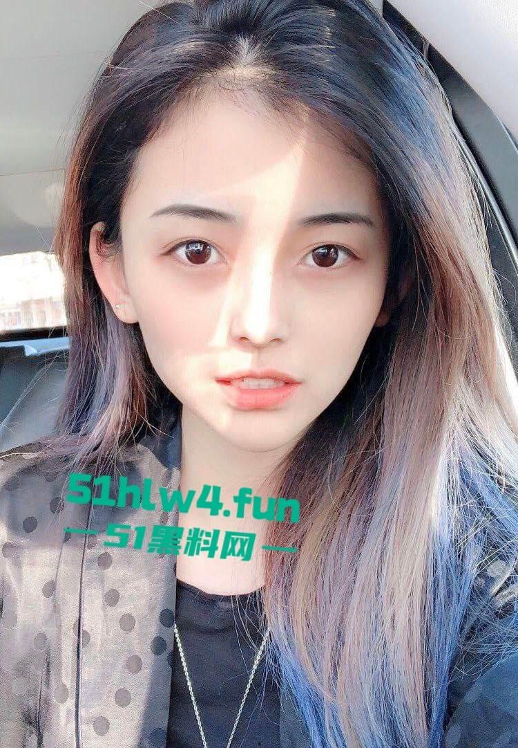 开照相馆的极品老板娘，性感骚妇【刘柳欣】背着老公和摄影师私通，拍私房裸照拍完后激情操逼。