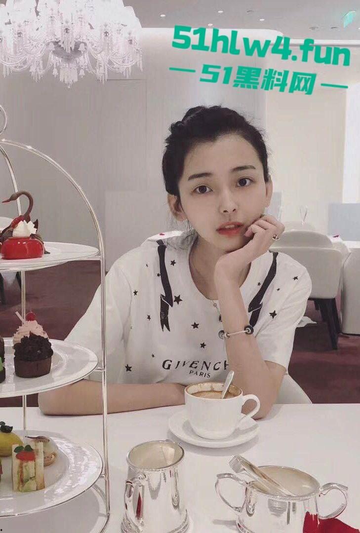 开照相馆的极品老板娘，性感骚妇【刘柳欣】背着老公和摄影师私通，拍私房裸照拍完后激情操逼。