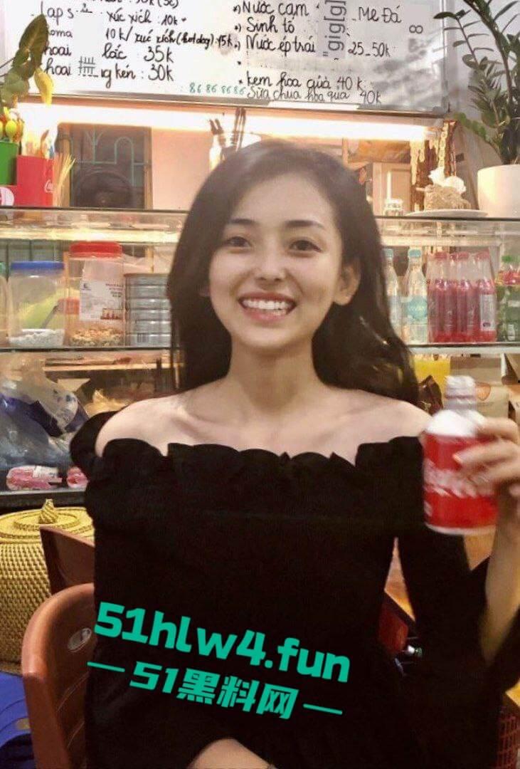 开照相馆的极品老板娘，性感骚妇【刘柳欣】背着老公和摄影师私通，拍私房裸照拍完后激情操逼。-5