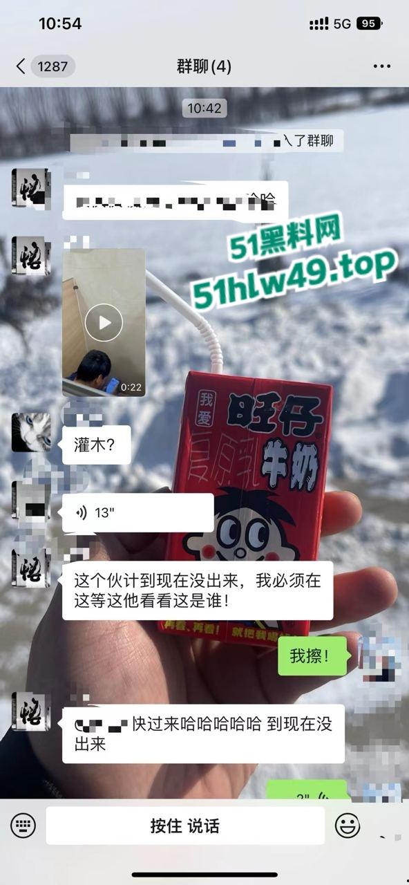 男子厕所看片打飞机被瓜友发现，洗手液瓶灌满水直接扔进去吓唬人，这不得吓阳痿了啊！