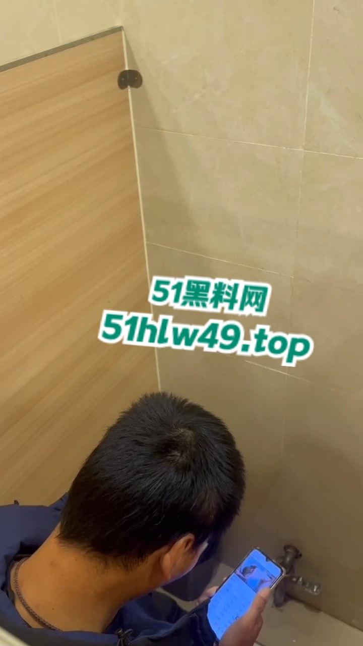 男子厕所看片打飞机被瓜友发现，洗手液瓶灌满水直接扔进去吓唬人，这不得吓阳痿了啊！