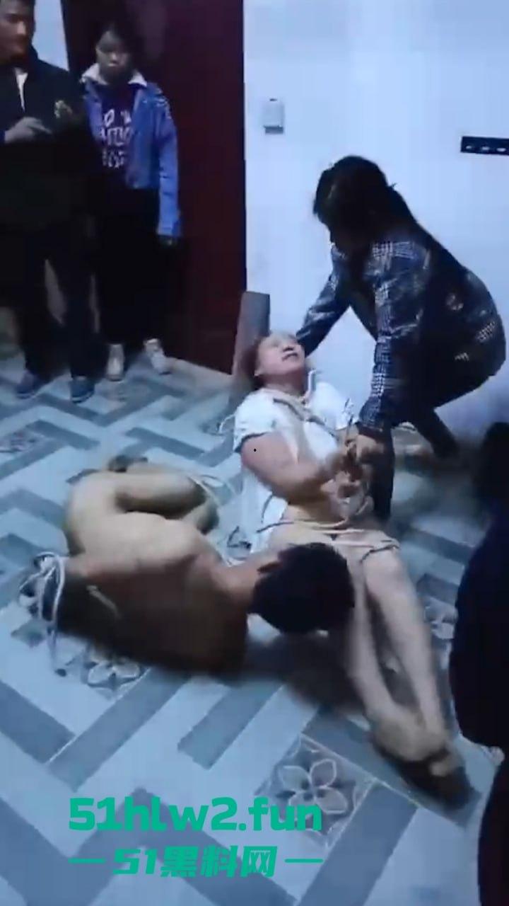 广西偷情狗男女关门偷啪被原配带人抓现行，奸夫淫妇裸身遭众人暴打后捆绑浸猪笼。