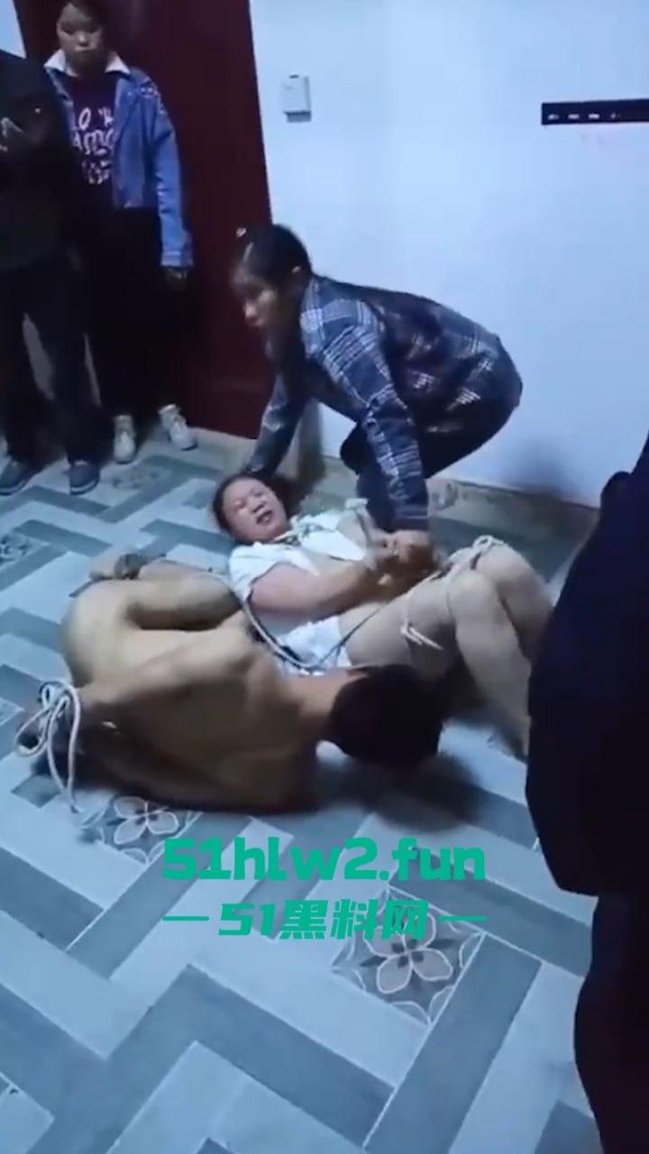 广西偷情狗男女关门偷啪被原配带人抓现行,奸夫淫妇裸身遭众人暴打后捆绑浸猪笼。-6