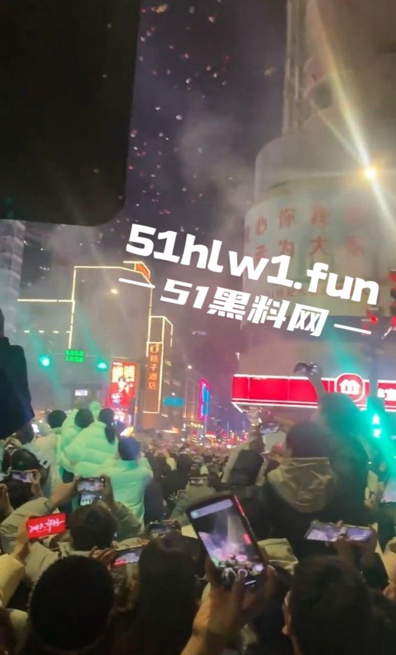 河南信阳万达广场惊现跨年爆燃，自带氢气球放飞碰上烟花直接炸，官方通报多人轻微灼伤，真是作得离谱！