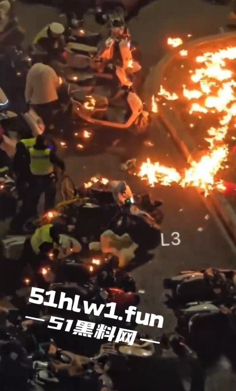 河南信阳万达广场惊现跨年爆燃，自带氢气球放飞碰上烟花直接炸，官方通报多人轻微灼伤，真是作得离谱！