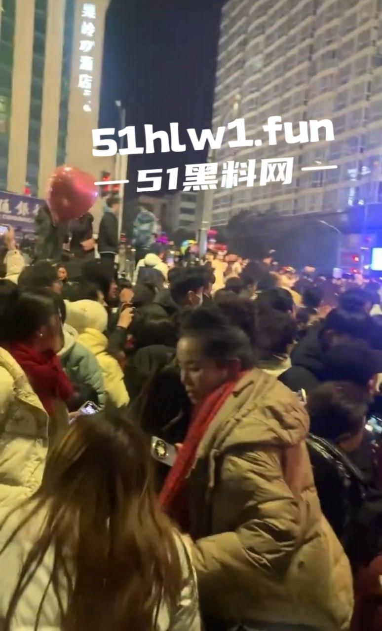 河南信阳万达广场惊现跨年爆燃，自带氢气球放飞碰上烟花直接炸，官方通报多人轻微灼伤，真是作得离谱！