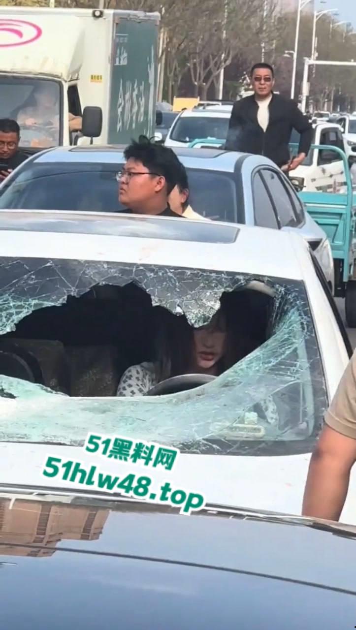 河北邢台最蠢原配，带姐妹家人砸车抓小三被吓的车里不敢出来，结果被玻璃划伤原配遭刑拘。
