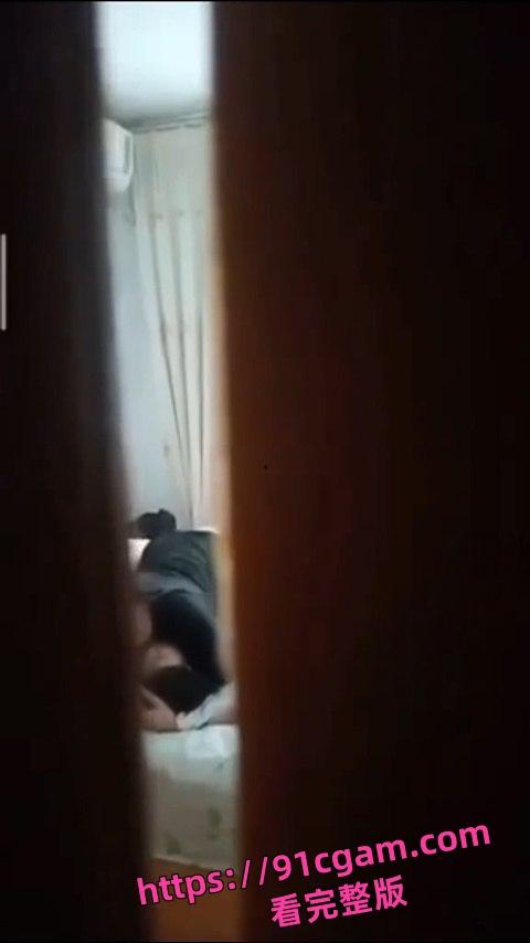 中国好室友！把女朋友带回来表演活春宫 故意不关门给室友欣赏