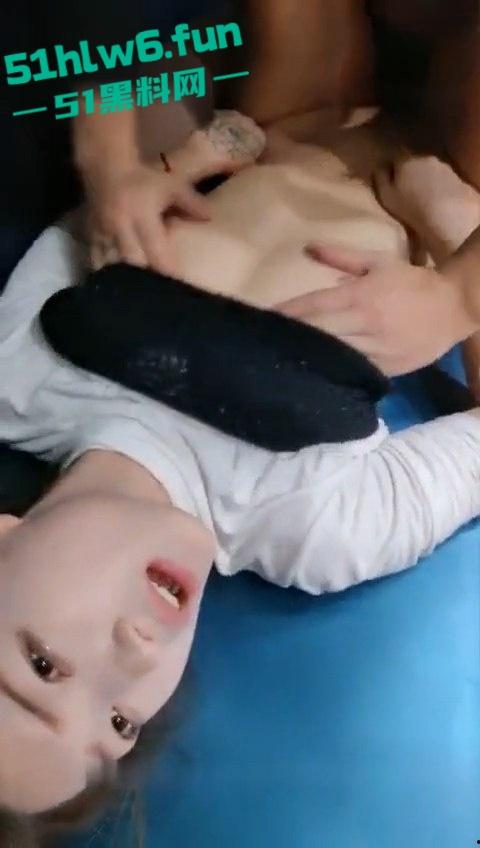 小伙带女友和闺蜜开房，为了刺激竟然让闺蜜勾引外卖小哥，房间玩完再到ktv乱交真是太淫荡了。