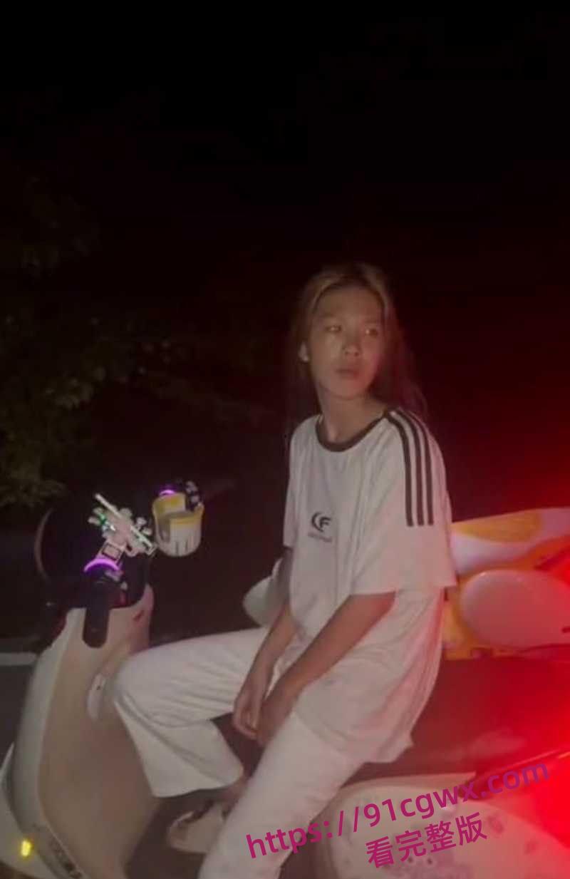 广东爆炸级精神小妹霸凌现场地板暴打失控 拳脚如雨点砸到血肉模糊啊！