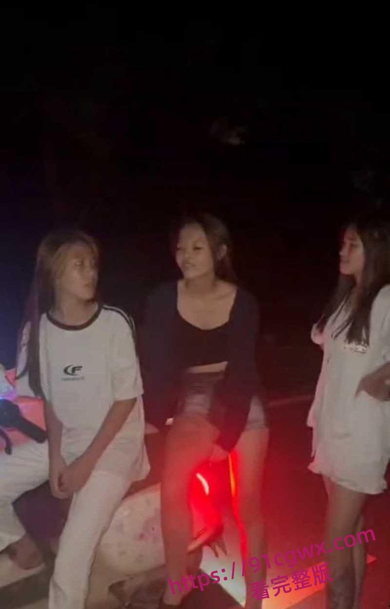 广东爆炸级精神小妹霸凌现场地板暴打失控 拳脚如雨点砸到血肉模糊啊！