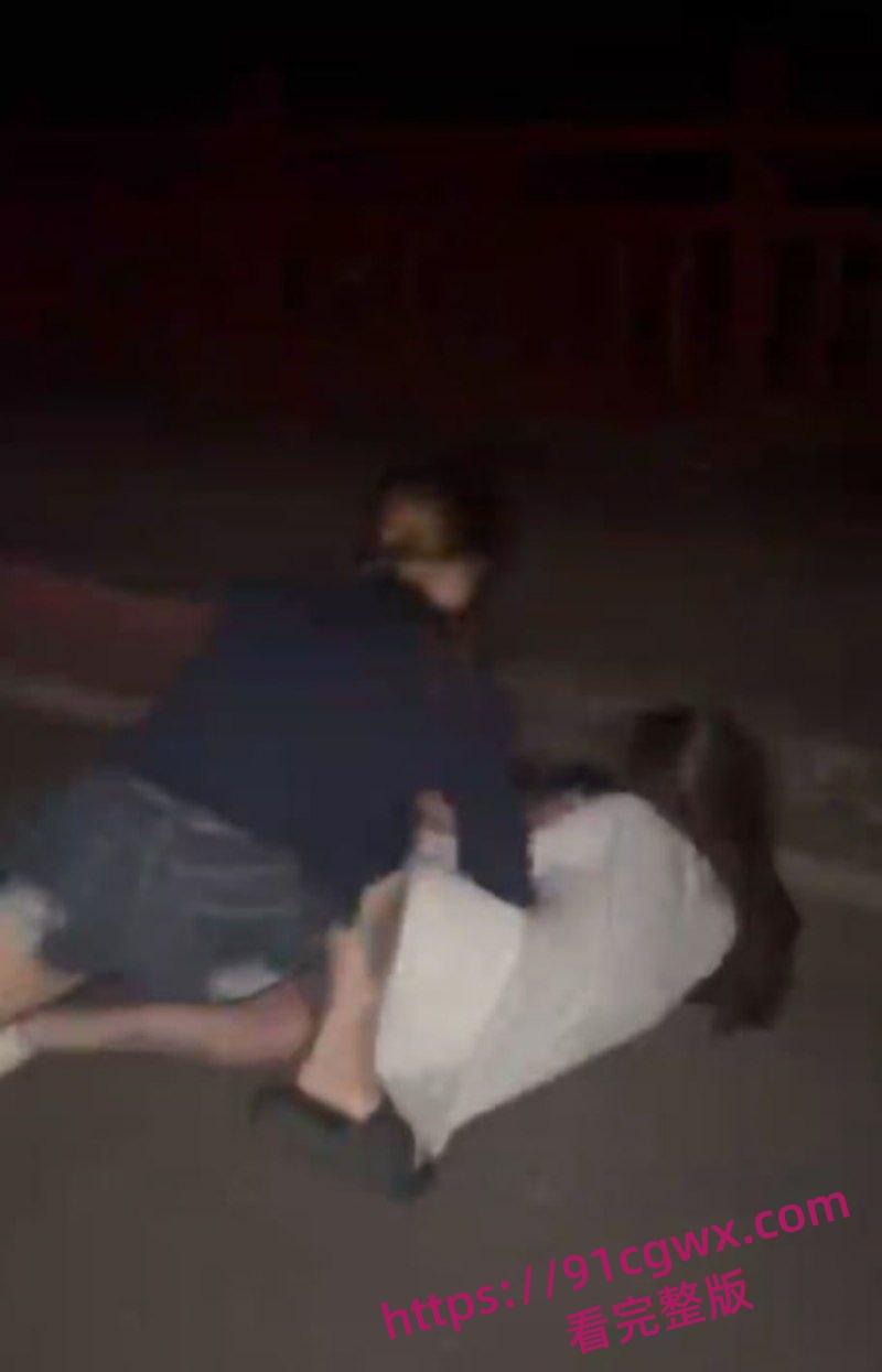 广东爆炸级精神小妹霸凌现场地板暴打失控 拳脚如雨点砸到血肉模糊啊！