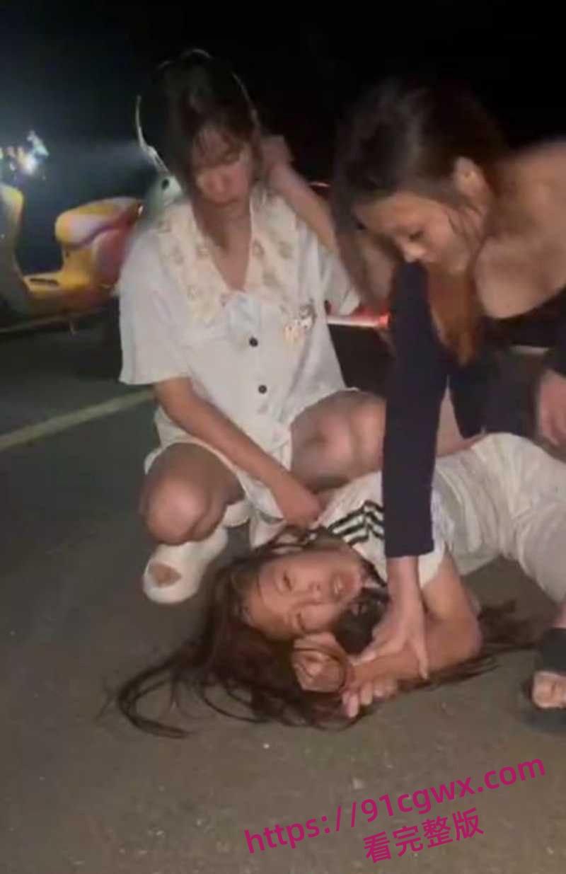 广东爆炸级精神小妹霸凌现场地板暴打失控 拳脚如雨点砸到血肉模糊啊！-7