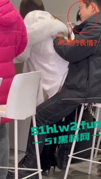 车站候车厅手机充电站惊险一对情侣，不顾周围众人大胆当街做爱视频曝光，这个刺激度也太上头了吧。