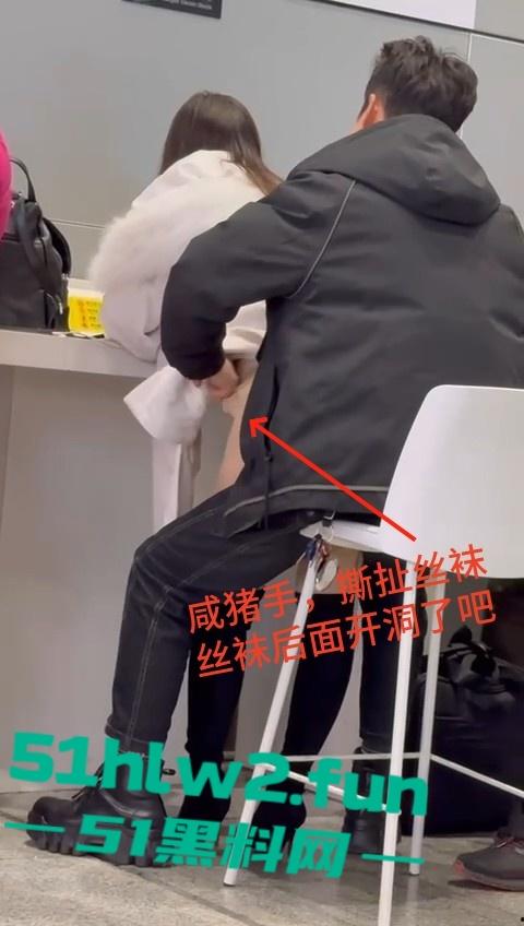 车站候车厅手机充电站惊险一对情侣，不顾周围众人大胆当街做爱视频曝光，这个刺激度也太上头了吧。