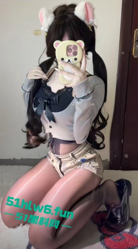 抖音30万粉美少女萝莉【曼萝】大尺度福利视频，小野猫穿肚兜玩弄巨乳假阳具镜前发骚自慰。