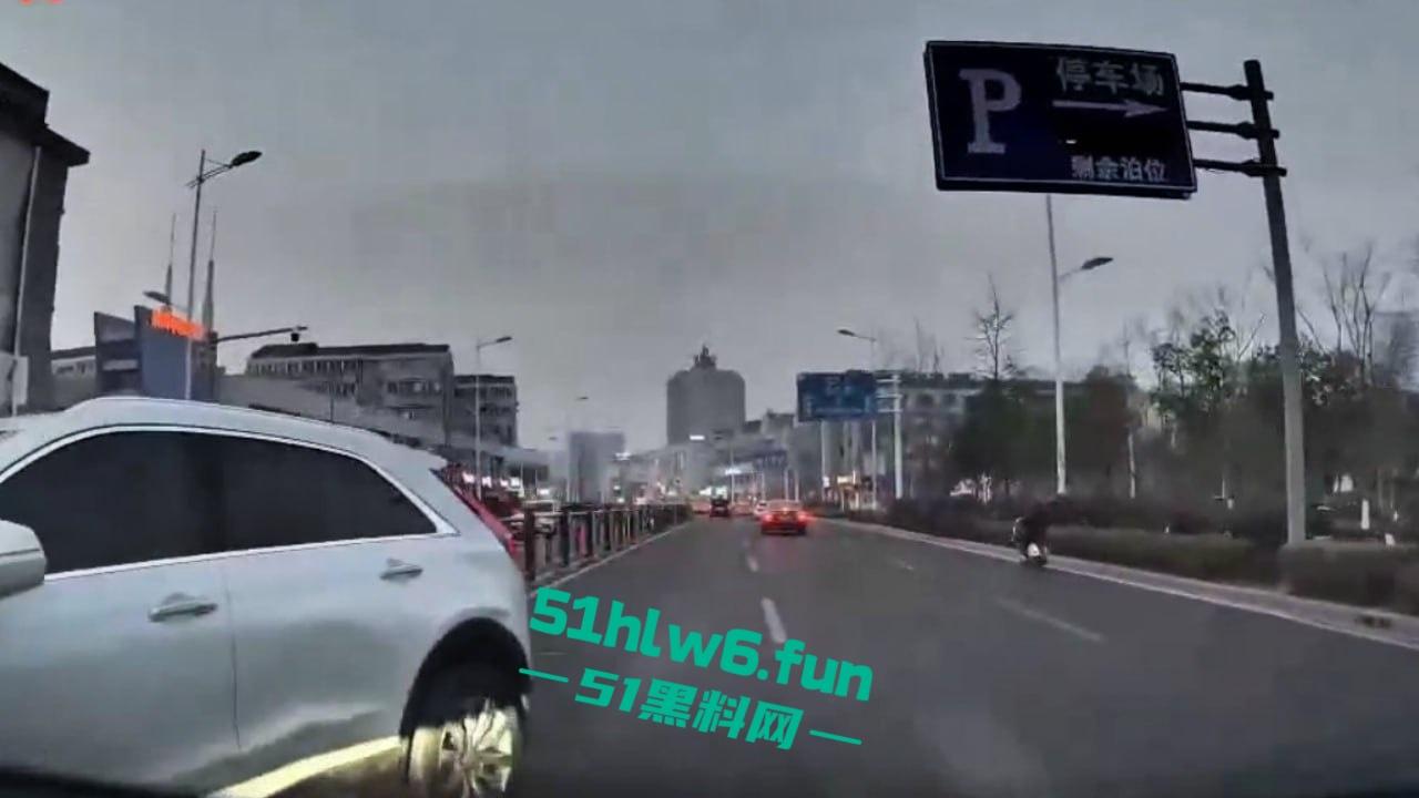 江苏南通小仙女和男友吵架崩溃发疯，竟抢夺方向盘导致车祸，恳求不要告诉警察否则会判刑。